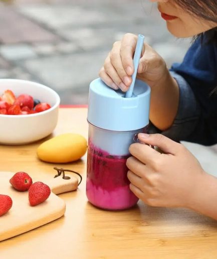 Crusher Juicer - Mug Shaped Portable Blender With Straw | Portable Blender,Juicer Portable Outdoor Juicing Cup | Home Mini Cordless Juicer - Random Color
